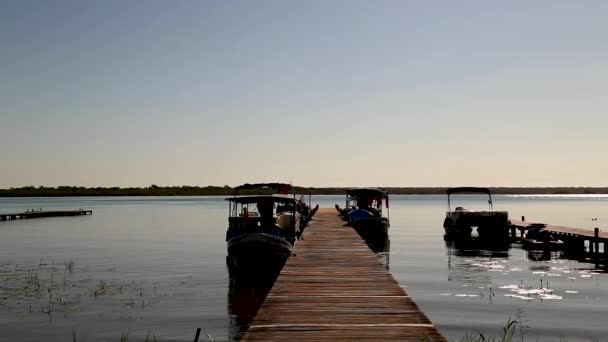 Bacalar Quintana Roo Mxicoの7色のラグーンの夕日 — ストック動画