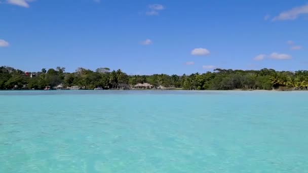Ηλιοβασίλεμα Στη Λιμνοθάλασσα Των Επτά Χρωμάτων Στο Bacalar Quintana Roo — Αρχείο Βίντεο