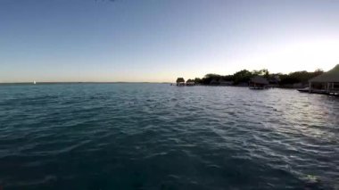 Bacalar, Quintana Roo, Meksika 'da Yedi Renk Gölü' nde gün batımı.