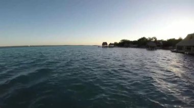 Bacalar, Quintana Roo, Meksika 'da Yedi Renk Gölü' nde gün batımı.
