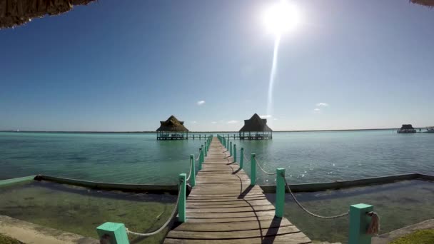 美丽的Laguna Bacalar 纵观地平线 金塔纳罗奥州七种颜色的泻湖 — 图库视频影像