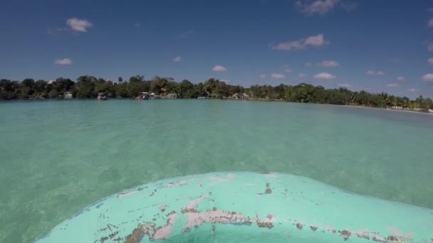美丽的Laguna Bacalar 纵观地平线 金塔纳罗奥州七种颜色的泻湖 — 图库视频影像