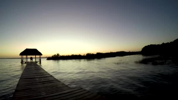 Bacalar México Janeiro 2019 Amigos Assistindo Pôr Sol Cais Lagoa — Vídeo de Stock