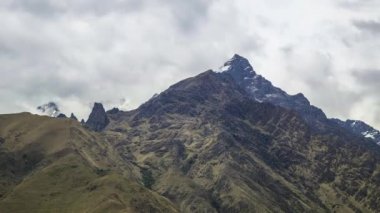 Vinicunca Dağı 'nın panoramik manzarası, fırtınalı bir öğleden sonra ve kar, Peru.