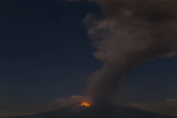 Puebla Mexikó-március 18, 2019 Popocatepetl Vulkán kitörés — Stock Fotó