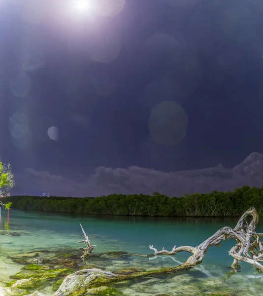 Cancun, Night in the Nichupté lagoon in the hotel zone of Mexico — Stock Photo, Image