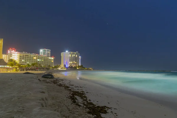 CANCUN, MÉXICO - 05 Janeiro 2019: zona hoteleira à noite, vista mar — Fotografia de Stock
