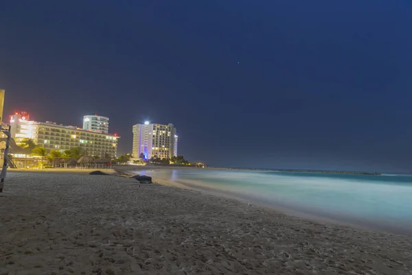 CANCUN, MÉXICO - 05 Janeiro 2019: zona hoteleira à noite, vista mar — Fotografia de Stock