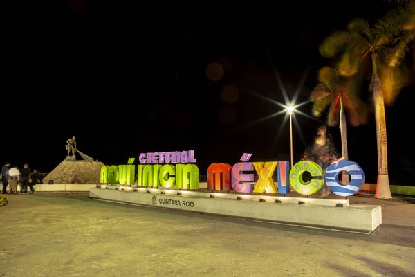 Große Buchstaben von chetumal, night, quintana roo — Stockfoto