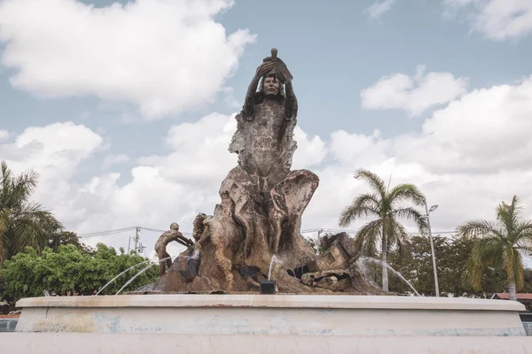El símbolo renacentista de la fuerza en Chetumal El monumento fue creado como homenaje a los Chetumaleos, después del huracán Janet . —  Fotos de Stock