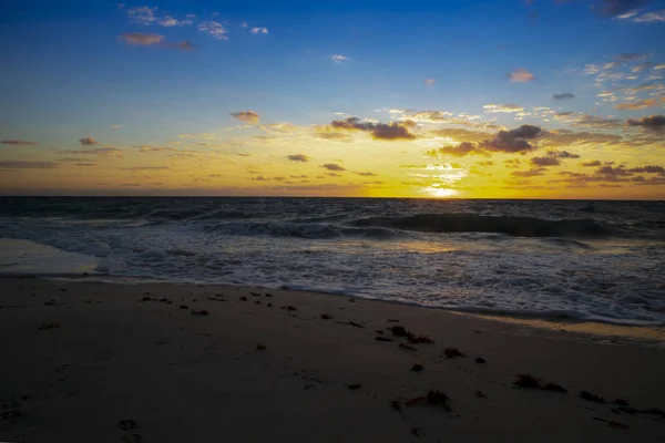 白いビーチ、カンクン キンタナ ロー州、メキシコの美しい日の出 — ストック写真