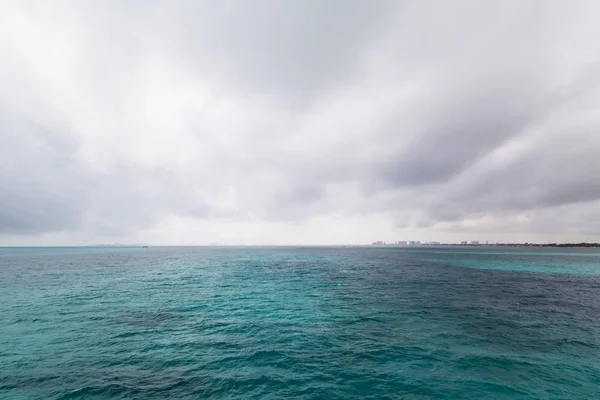 Isla Mujeres vista desde el ferry, Cancún, México . — Foto de Stock