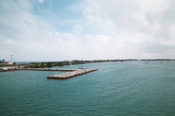 Isla Mujeres vista desde el ferry, Cancún, México . — Foto de Stock