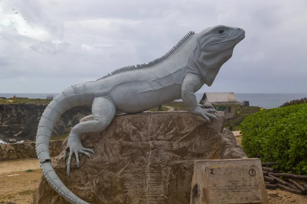 Estátua de iguana gigante em Isla Mujeres, Cancún, México — Fotografia de Stock