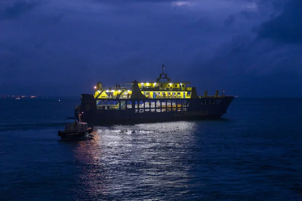 Viaje nocturno en ferry al mar, isla mujeres, México — Foto de Stock