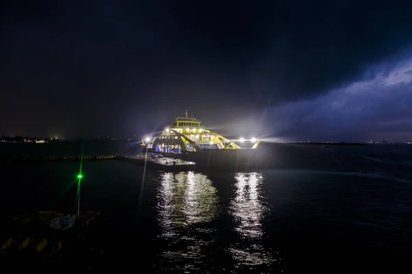 Νύχτα ταξίδια με πλοίο στη θάλασσα, isla mujeres, Μεξικό — Φωτογραφία Αρχείου