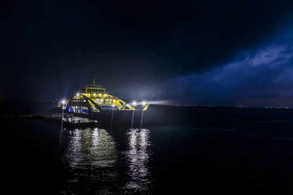 Viaje nocturno en ferry al mar, isla mujeres, México — Foto de Stock