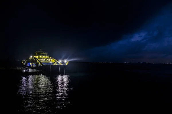 Νύχτα ταξίδια με πλοίο στη θάλασσα, isla mujeres, Μεξικό — Φωτογραφία Αρχείου