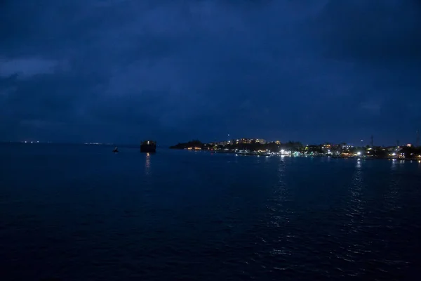 Viaje nocturno en ferry al mar, isla mujeres, México — Foto de Stock