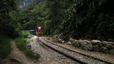 gece şehrin panoramik manzarasına, hidroelektrik yönlendirmek için Aguas Calientes, tren rayları, Machu Picchu, Peru