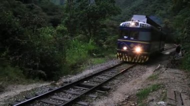 gece şehrin panoramik manzarasına, hidroelektrik yönlendirmek için Aguas Calientes, tren rayları, Machu Picchu, Peru