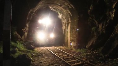 gece şehrin panoramik manzarasına, hidroelektrik yönlendirmek için Aguas Calientes, tren rayları, Machu Picchu, Peru