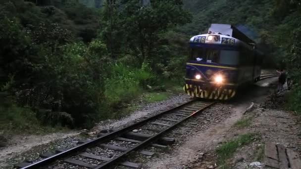 Gece Şehrin Panoramik Manzarasına Hidroelektrik Yönlendirmek Için Aguas Calientes Tren — Stok video