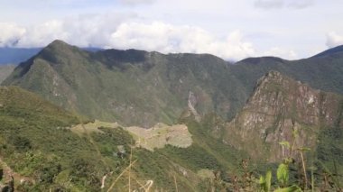 panoramik görünüm Machu Picchu, Peru - Ruins İnka İmparatorluğu'nun şehir ve Huaynapicchu dağ, kutsal vadi
