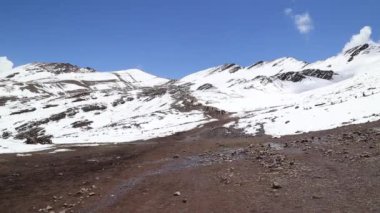 Gökkuşağı Dağları Peru - 20 Aralık 2018; Dağın panoramik görünümü, dağ vinicunca (gökkuşağı dağı) tepesine yolda turistler , Peru.