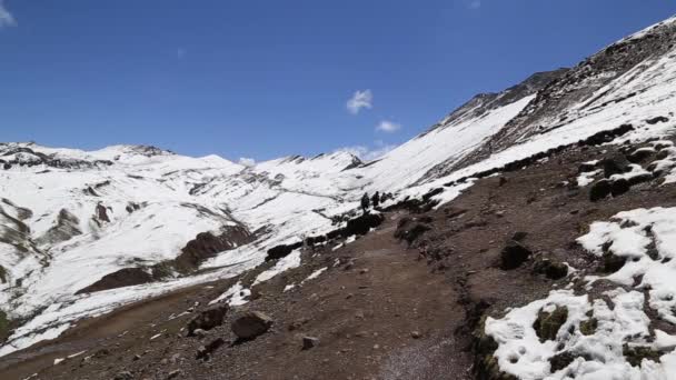 レインボーマウンテンズペルー 12月20 2018 山のパノラマビュー 山の頂上に向かう途中の観光客 虹の山 ペルー — ストック動画