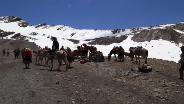 Regenbogenberge Peru Dezember 2018 Panoramablick Auf Den Berg Touristen Auf — Stockvideo