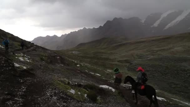 Rainbow Mountaines Peru Grudnia 2018 Panoramiczny Widok Góry Turyści Drodze — Wideo stockowe