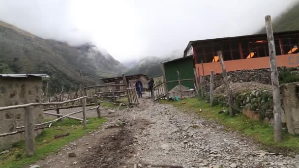 サルカンタイ トレッキングのヒューマンタイ湖 ペルー コルディエラ ヴィルカバンバ クスコに位置 — ストック動画