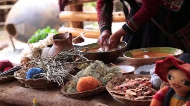 Alpaka ve lama yünün doğal boyama süreci, Quechua kadın.