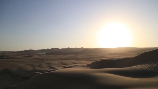ペルー イカのワカチナオアシスの夕日の間の砂漠 — ストック動画
