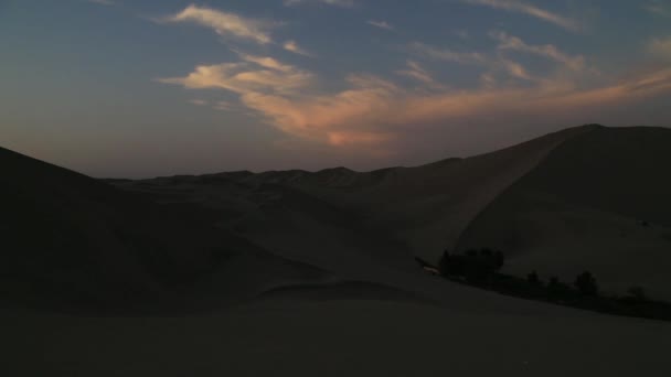ペルー イカのワカチナオアシスの夕日の間の砂漠 — ストック動画