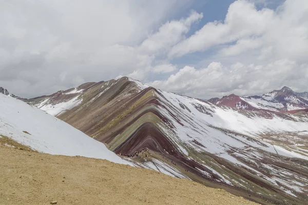 Veduta delle incredibili montagne arcobaleno fuori Cusco, Perù. Le quantità sono una varietà di colori di depositi minerali nel terreno — Foto Stock