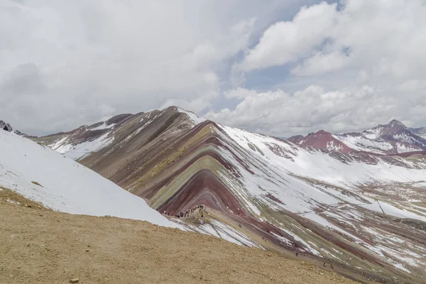 Blick auf die unglaublichen Regenbogenberge außerhalb von Cusco, Peru. die Mengen sind eine Vielzahl von Farben von Mineralablagerungen im Boden — Stockfoto