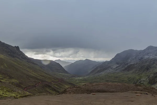 Vista de las increíbles montañas del arco iris fuera de Cusco, Perú. Las cantidades son una variedad de colores de los depósitos minerales en el suelo — Foto de Stock