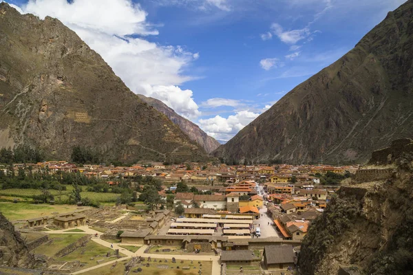 Ollantaytambo, Perú. Fortaleza Inca con terrazas y colina del templo — Foto de Stock