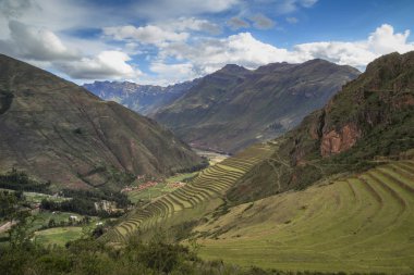 Tarım terasları ile yeşil bir tepe üzerinde Peru Pisac İnka kasabası kalıntıları
