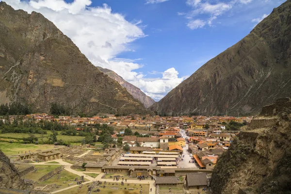 Ollantaytambo, Perú. Pinkuylluna, Almacenes Incas en el Valle Sagrado . — Foto de Stock