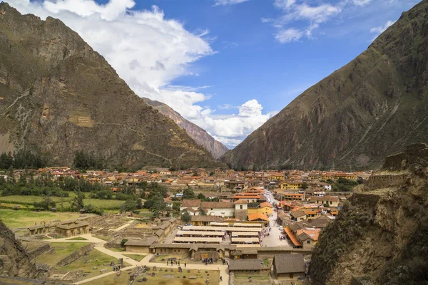 Ollantaytambo, Perú. Pinkuylluna, Almacenes Incas en el Valle Sagrado . — Foto de Stock