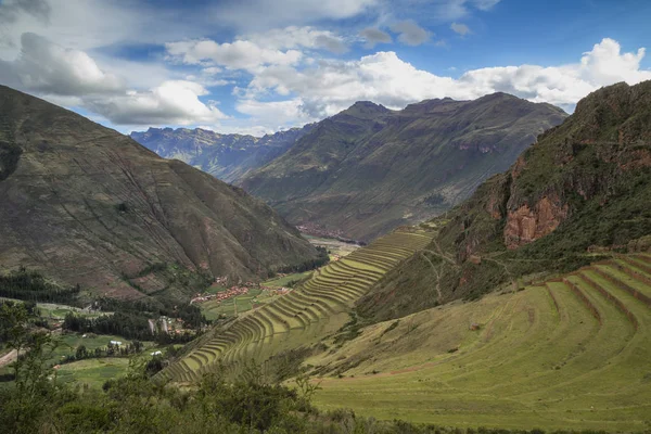 Руины города Пизак в Перу на зеленом холме с фермерскими террасами — стоковое фото