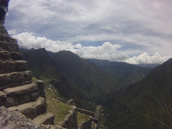 Une vue unique et intéressante sur l'ancien site inca du Machu Picchu, niché dans les montagnes des Andes du Pérou — Photo