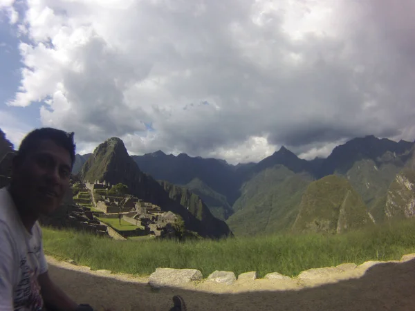 Uma vista única e interessante do antigo sítio Inca de Machu Picchu, situado no alto da Cordilheira dos Andes do Peru — Fotografia de Stock