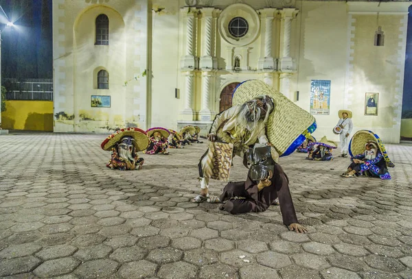 Tecuanes dance group, In this dance, the Chichimeca and Zapotec tribes join forces to defeat the tiger or tecuani — Stock Photo, Image