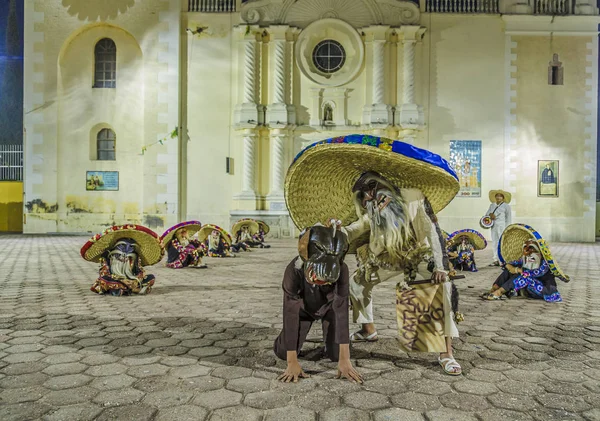 Tecuanes dance group, In this dance, the Chichimeca and Zapotec tribes join forces to defeat the tiger or tecuani — Stock Photo, Image