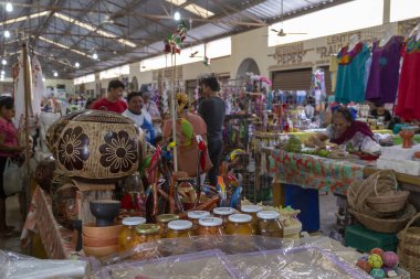 Valladolid, Meksika - 12 Şubat 2019: yerel meyve ve sebze pazarvalladolid, Meksika - 12 Şubat 2019: yerel meyve ve sebze pazarı koridorları