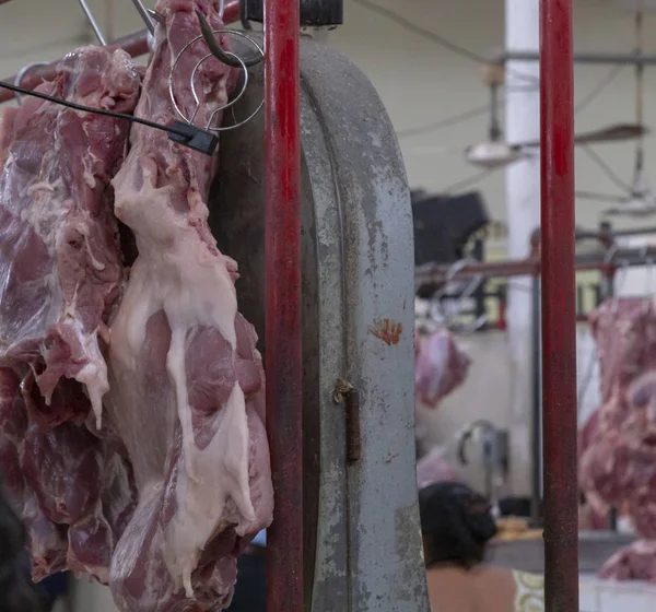 VALLADOLID, MÉXICO - FEVEREIRO 12, 2019: carne de porco nos corredores do mercado local de frutas e vegetais — Fotografia de Stock